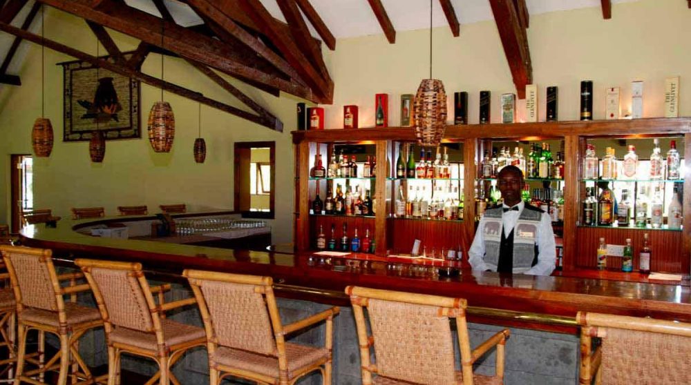 Personnel au bar du lodge