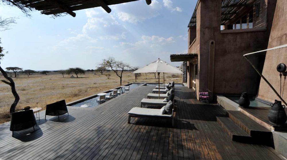 Chaises longues sur la terrasse
