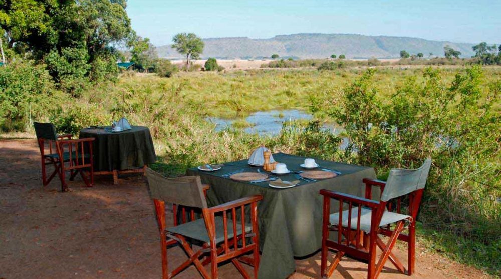 Déjeuner face à la nature luxuriante