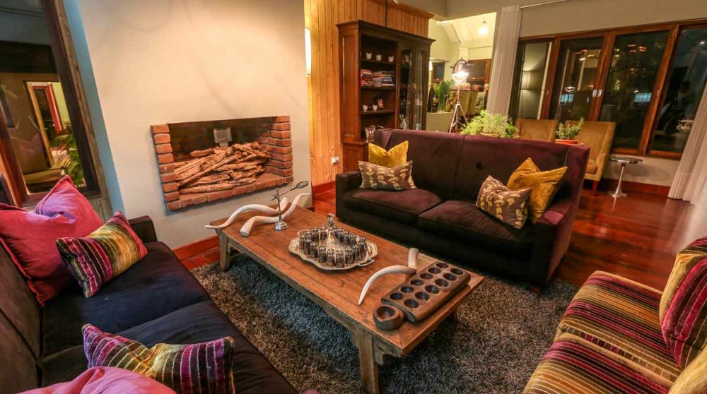 Le salon avec la cheminée