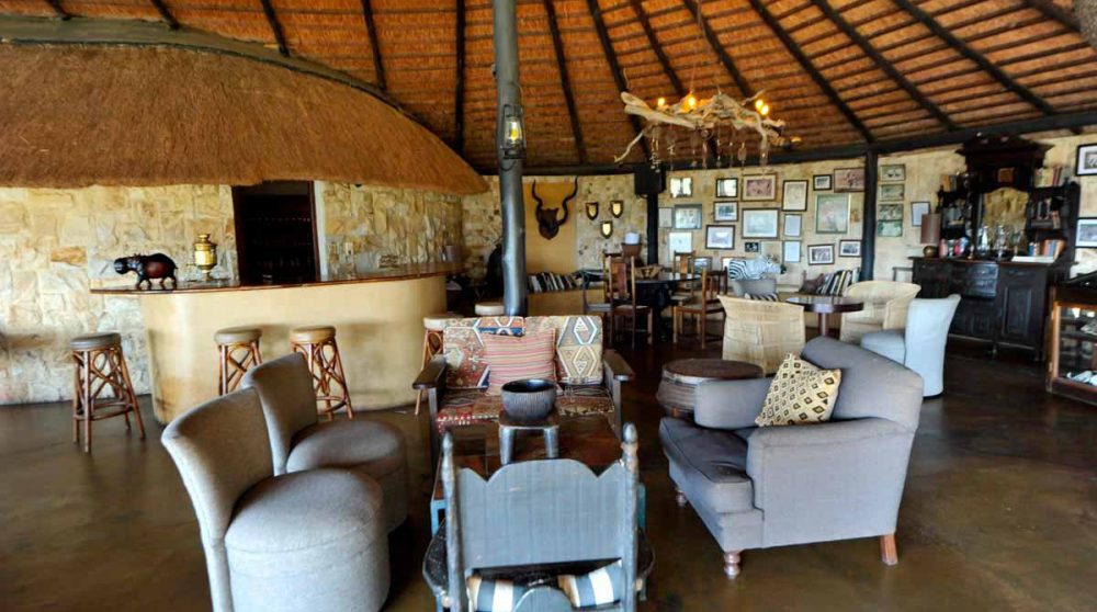 Le salon avec le bar derrière