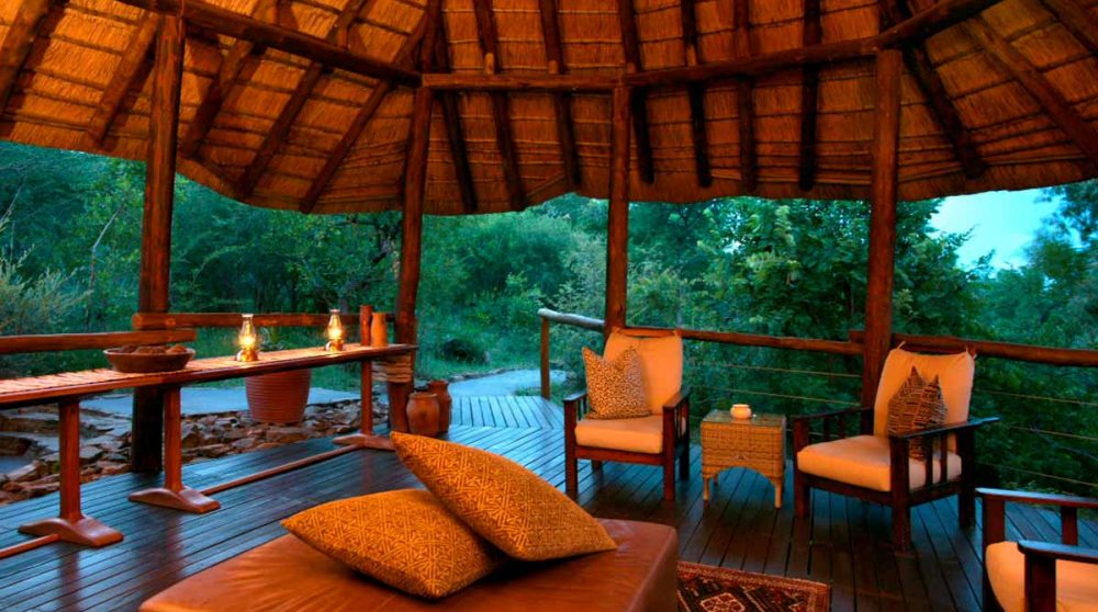 Fauteuils sur la terrasse