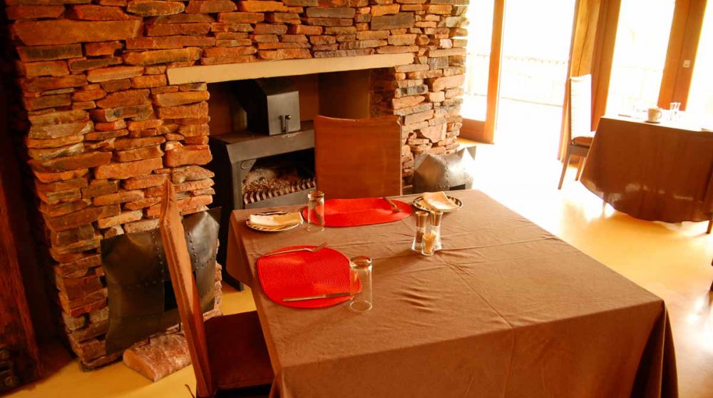 Table près de la cheminée