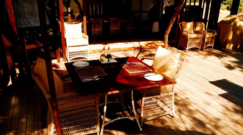 Table sur la terrasse