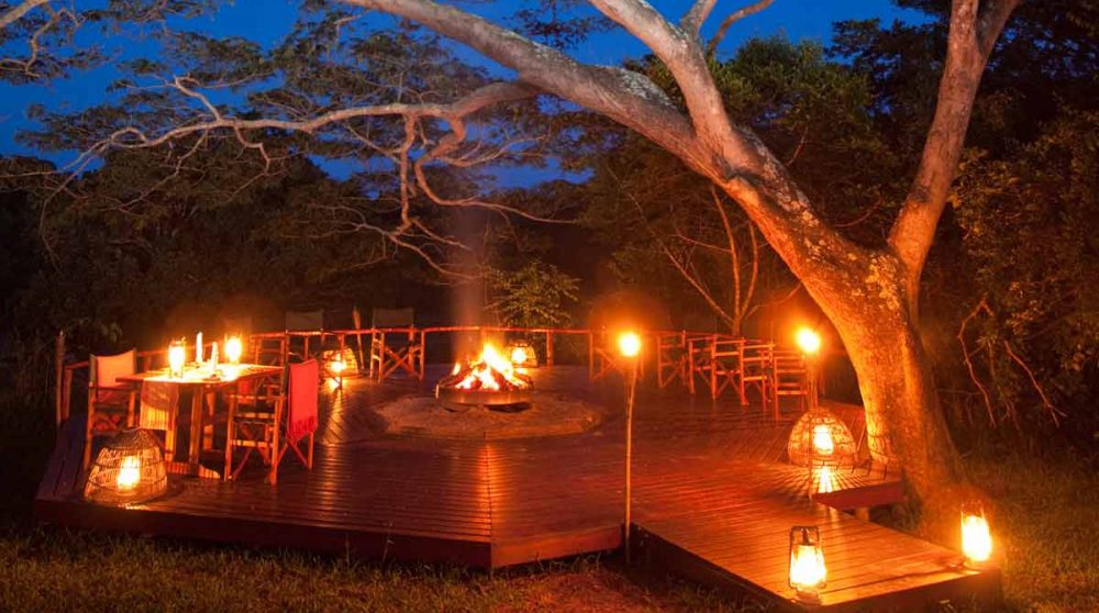 Ambiance chaleureuse autour du feu de camp