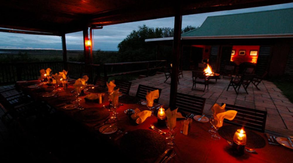 Repas le soir sur la terrasse