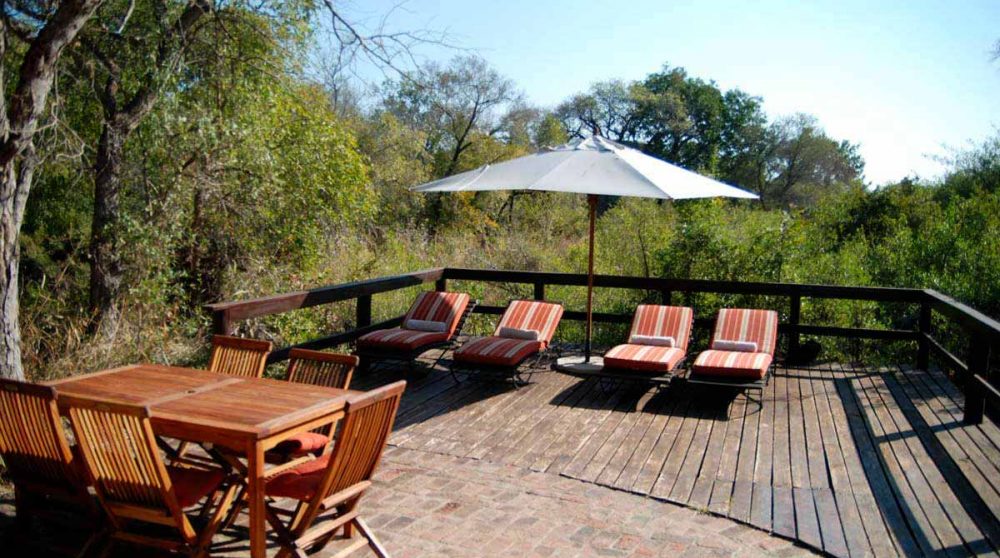 Chaises longues et table sur la terrasse