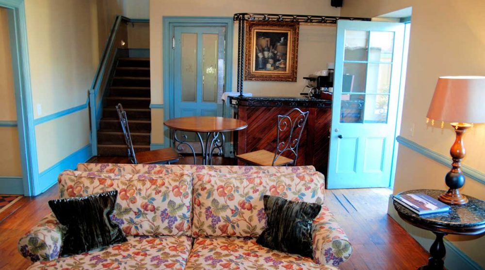 Le salon avec une entrée sur le jardin