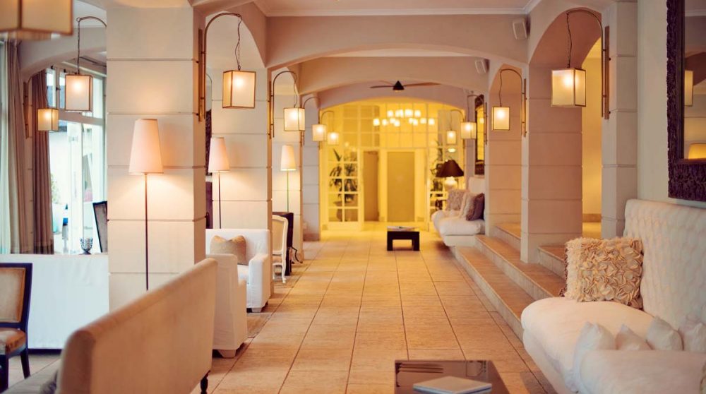 L'intérieur de l'hôtel près de la réception