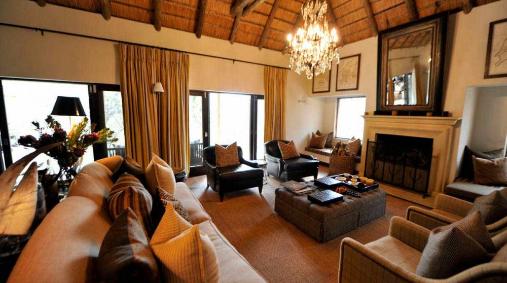 Le salon avec la cheminée