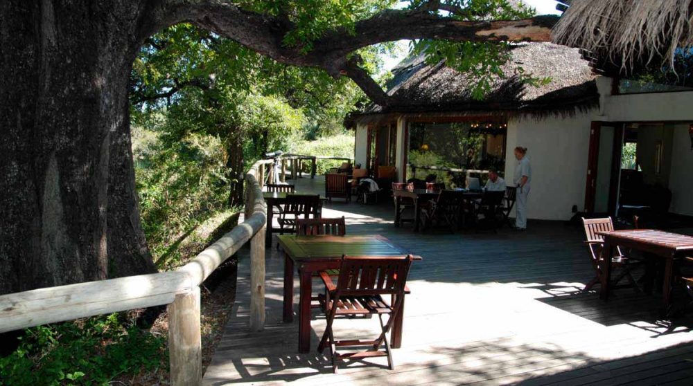 Tables sur la terrasse