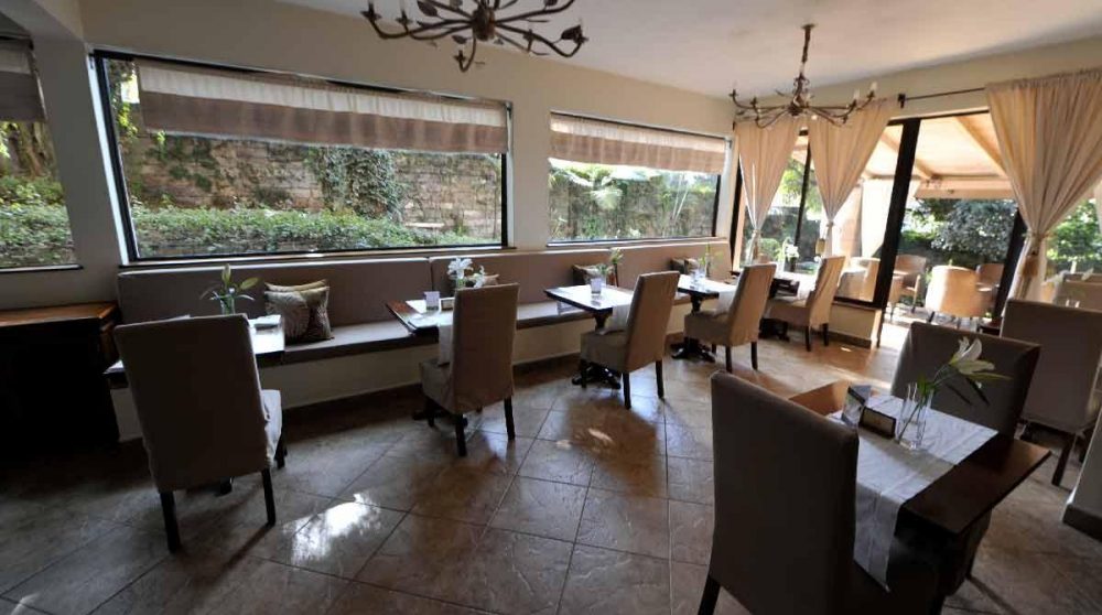 Restaurant avec vue sur le jardin