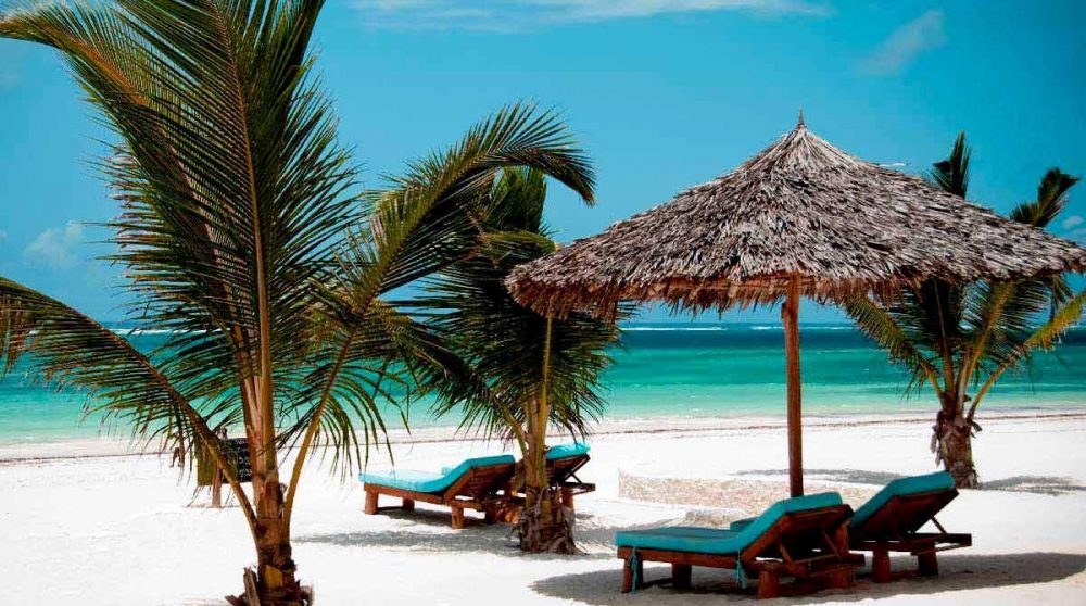 Chaises longues sur la plage