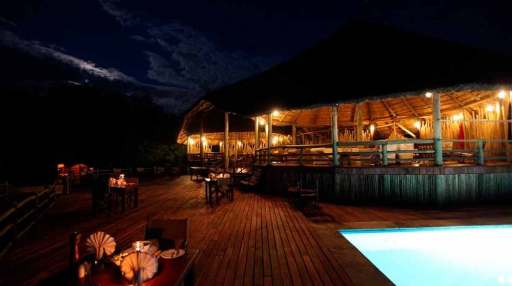 Vue nocturne de la piscine