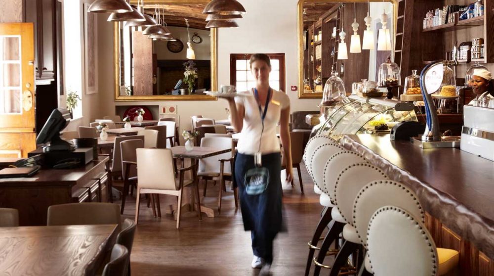 Personnel au restaurant la Belle