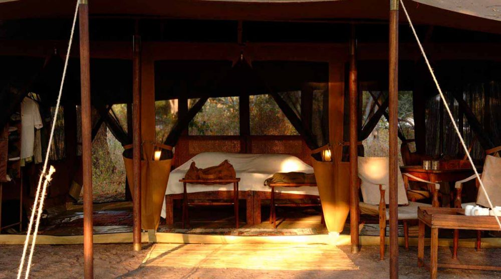 Extérieur d'une tente au Chada Katavi