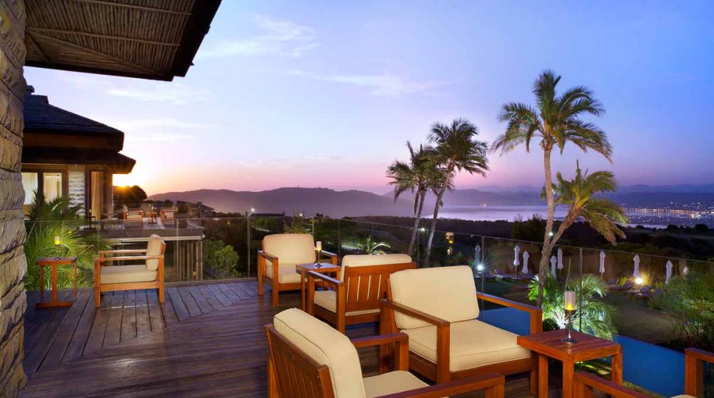 La terrasse le soir du Conrad Pezula