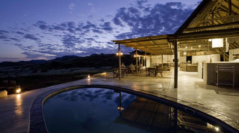 Vue nocturne de la piscine du Damaraland Camp