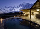 Vue nocturne de la piscine du Damaraland Camp
