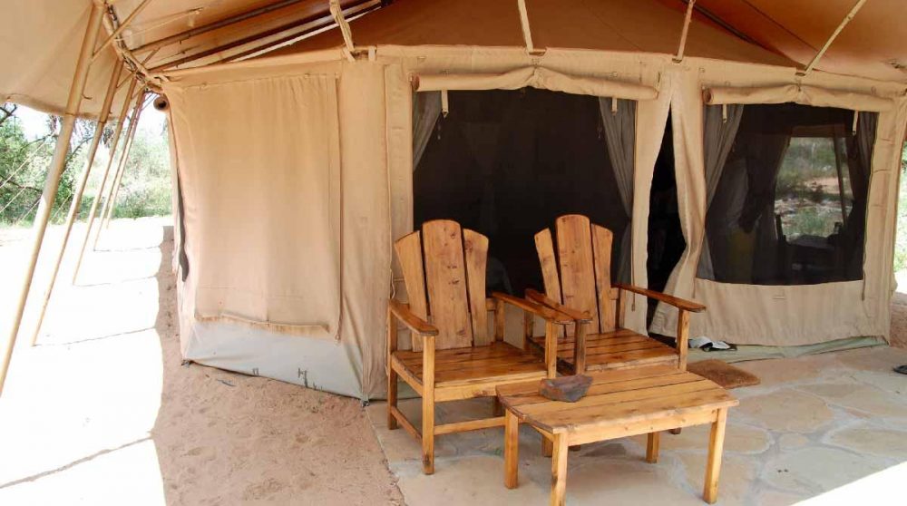 Coin détente devant une tente du Elephant Bedroom Camp