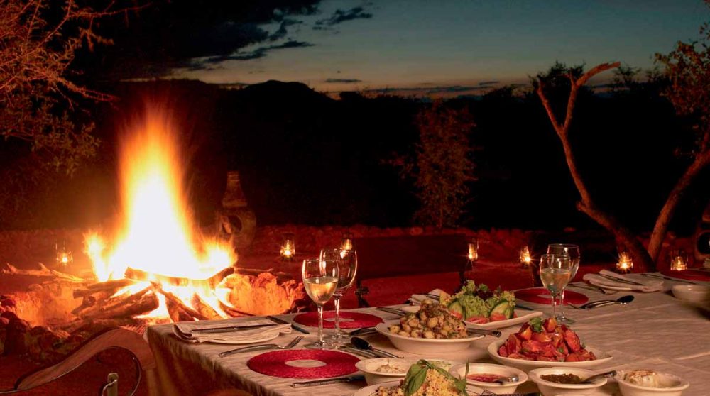 Un dîner au Etali Safari Lodge