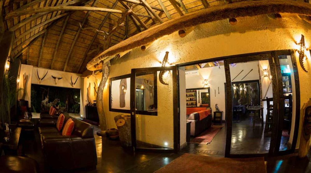 L'entrée du salon et la terrasse couverte