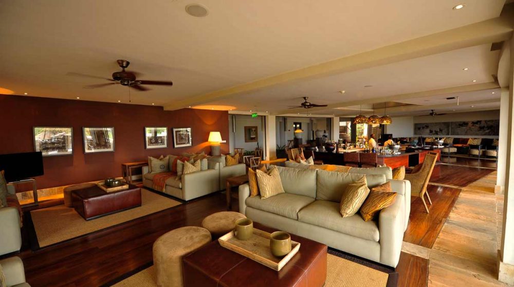 Autre vue du salon lounge au Four Seasons Safari Lodge