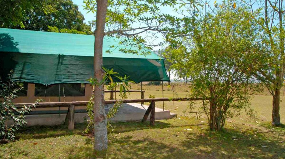 Près d'une tente au Governors camp