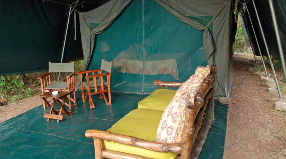 Extérieur d'une tente à l'Ilkeliani