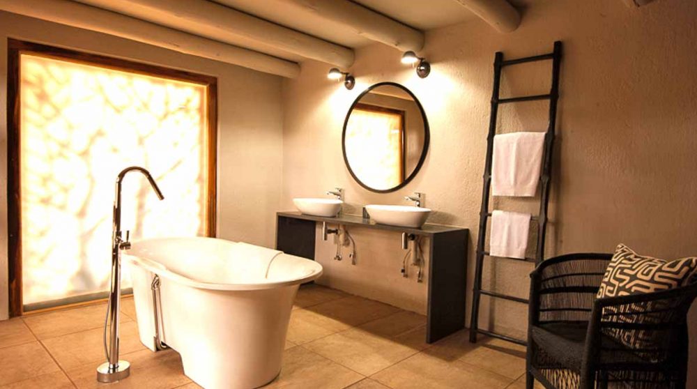 Sa salle de bains à Indlovu River Lodge