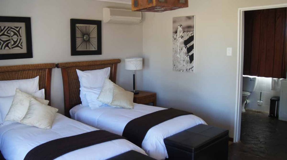 Un chalet avec deux lits individuels à Inverdoorn