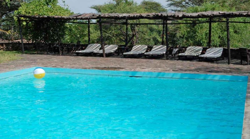 Chaises longues au bord de la piscine de l'Island Camp