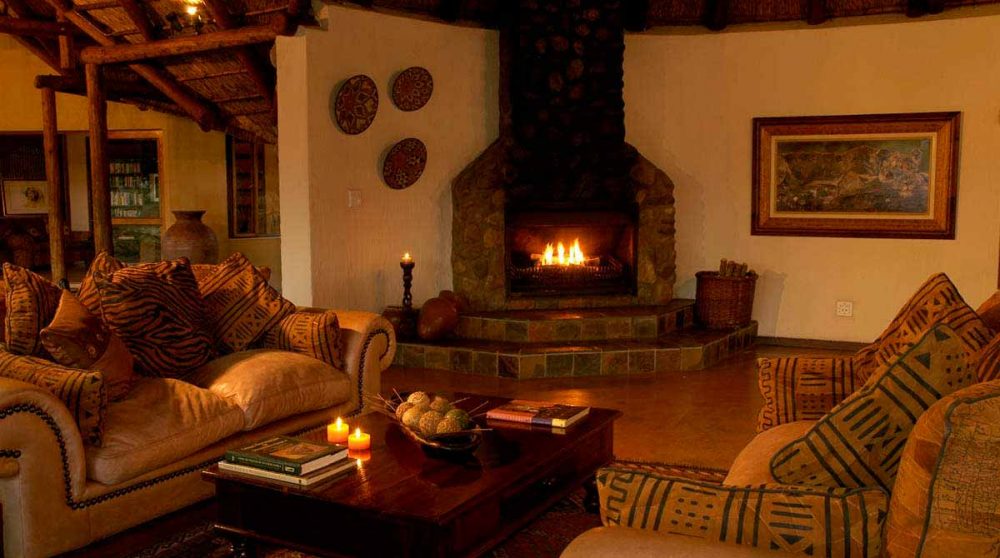 Salon avec cheminée au Jackalberry