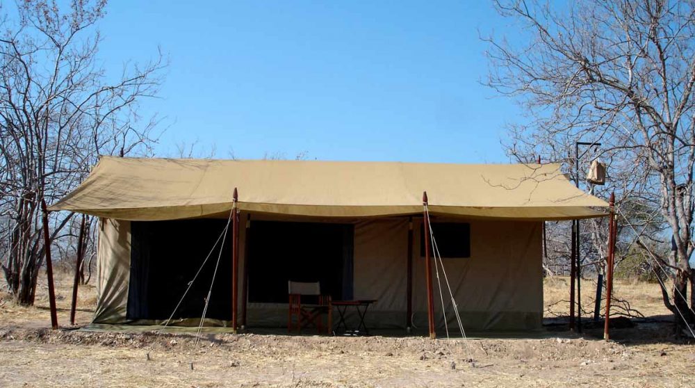 Devant l'une des tentes au Kwihala