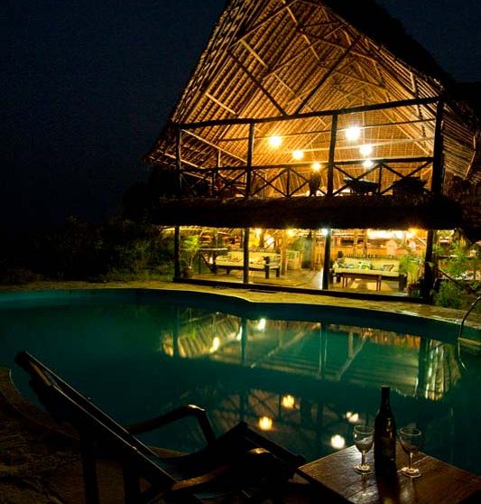 Vue nocturne de la piscine du Lazy Lagoon Island