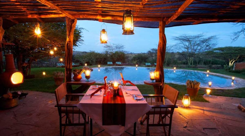Dîner devant la piscine à Lewa Safari Camp