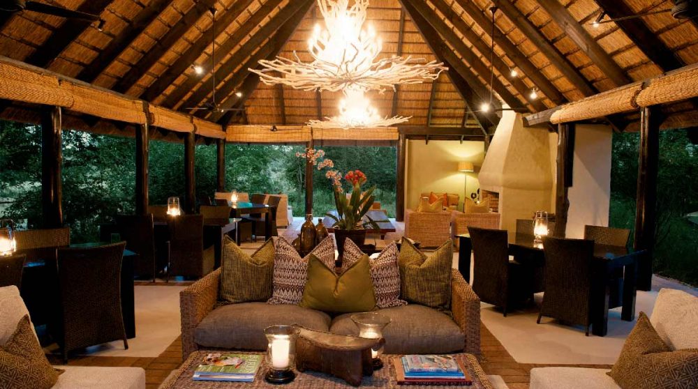 Le Lion Sands River Lodge éclairé la nuit