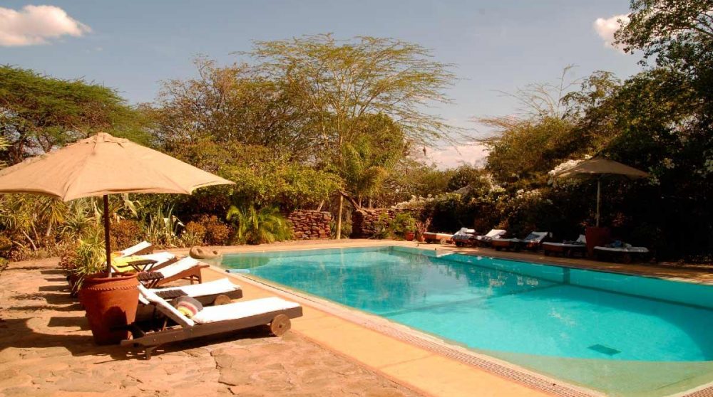 Chaises longues au bord de la piscine au Loisaba