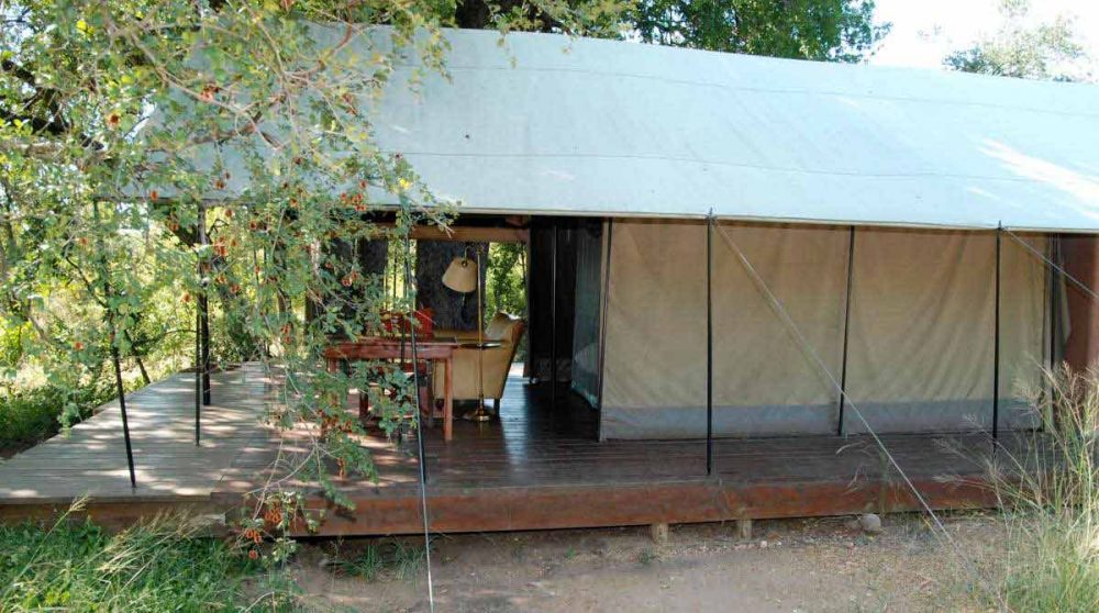 Extérieur d'une tente du Mantobeni