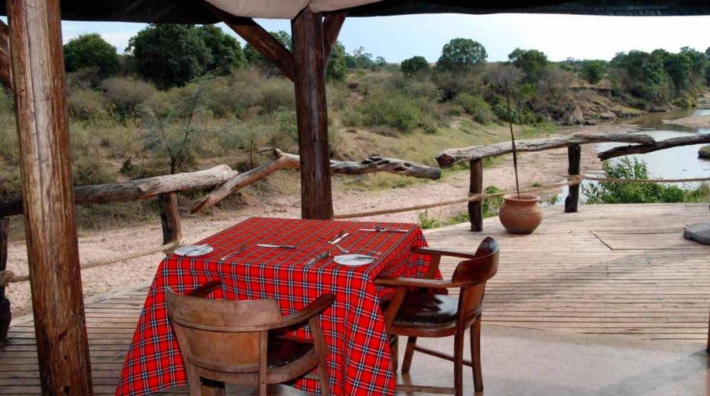Déjeuner face à la rivière au Mara Explorer