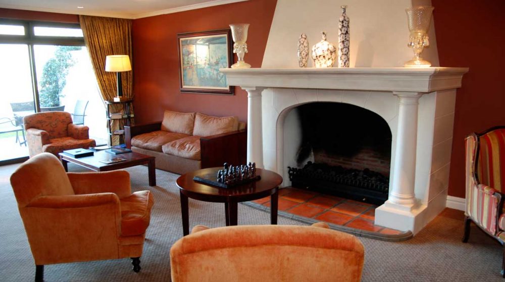 Salon avec cheminée au Mont Rochelle en Afrique du Sud