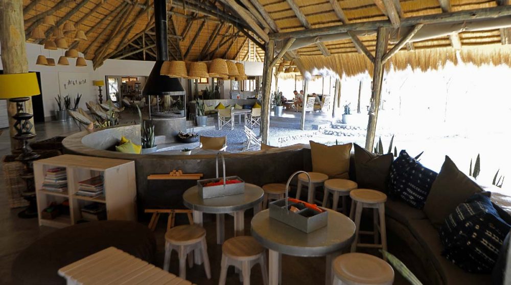 Extérieur d'une tente au Mushara Bush Camp