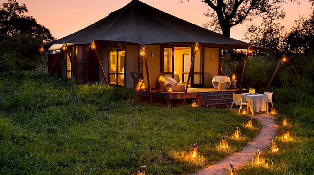 L'extérieur d'une tente au Ngala Tented Camp