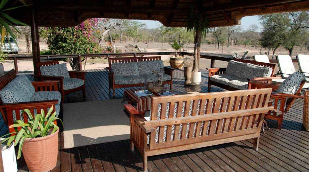 La terrasse au Nkorho Bush Lodge