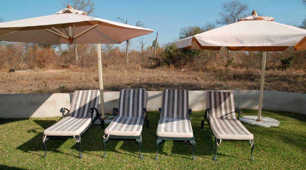Chaises longues dans le jardin du Notten's