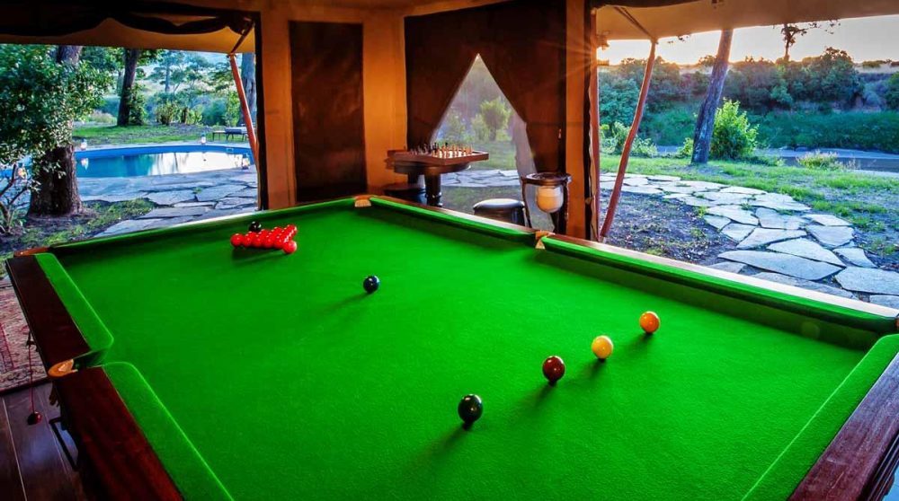 La salle de billard le soir du Sand River Masai Mara