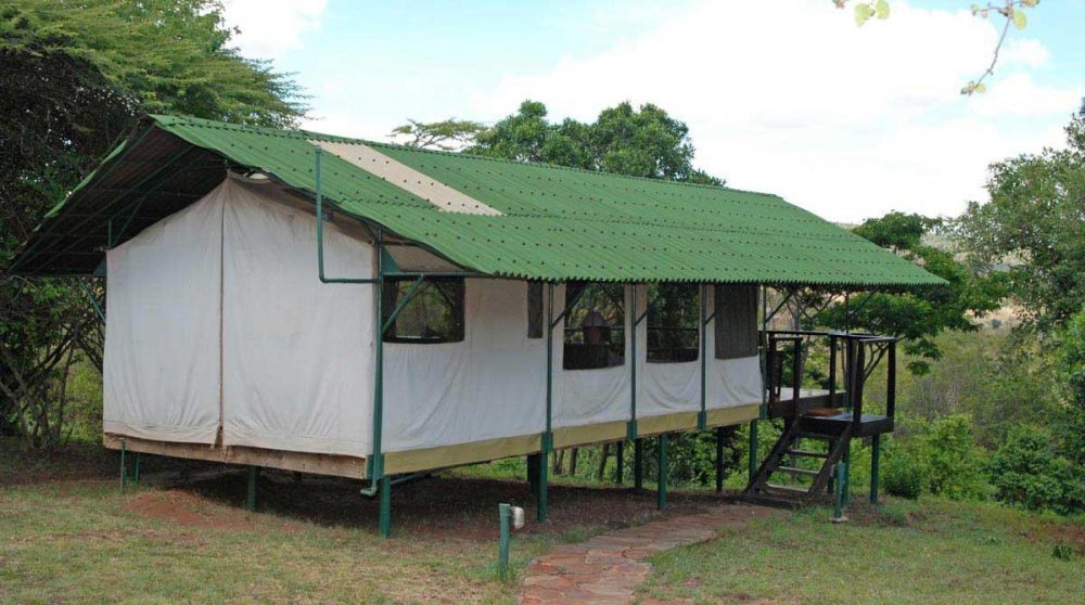 Extérieur d'une tente au Sekenani Camp