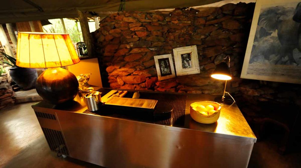 Préparation pour cocktail au Singita Faru Faru Lodge