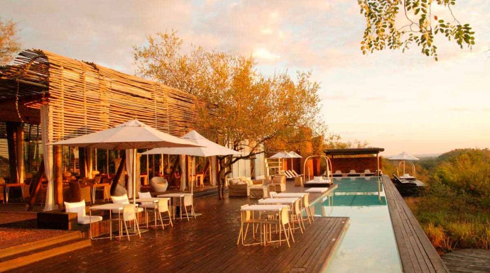 La terrasse de la piscine du Singita Lelombo