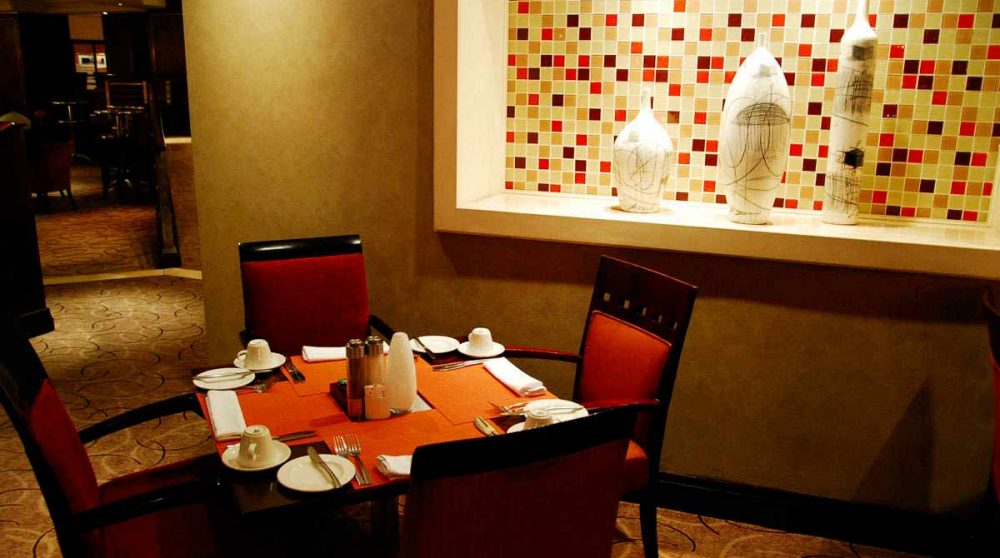 Une table pour déjeuner au restaurant du Souther Sun